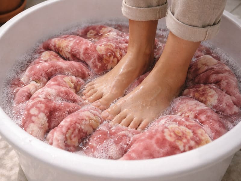 شستن پتو با پا و لگن