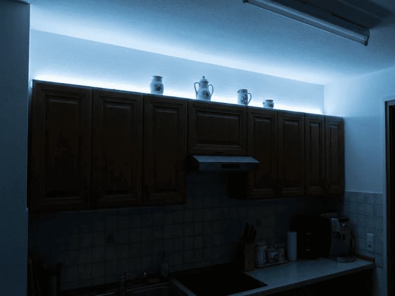 نور سرد و بی‌روح در بالای کابینت‌ها